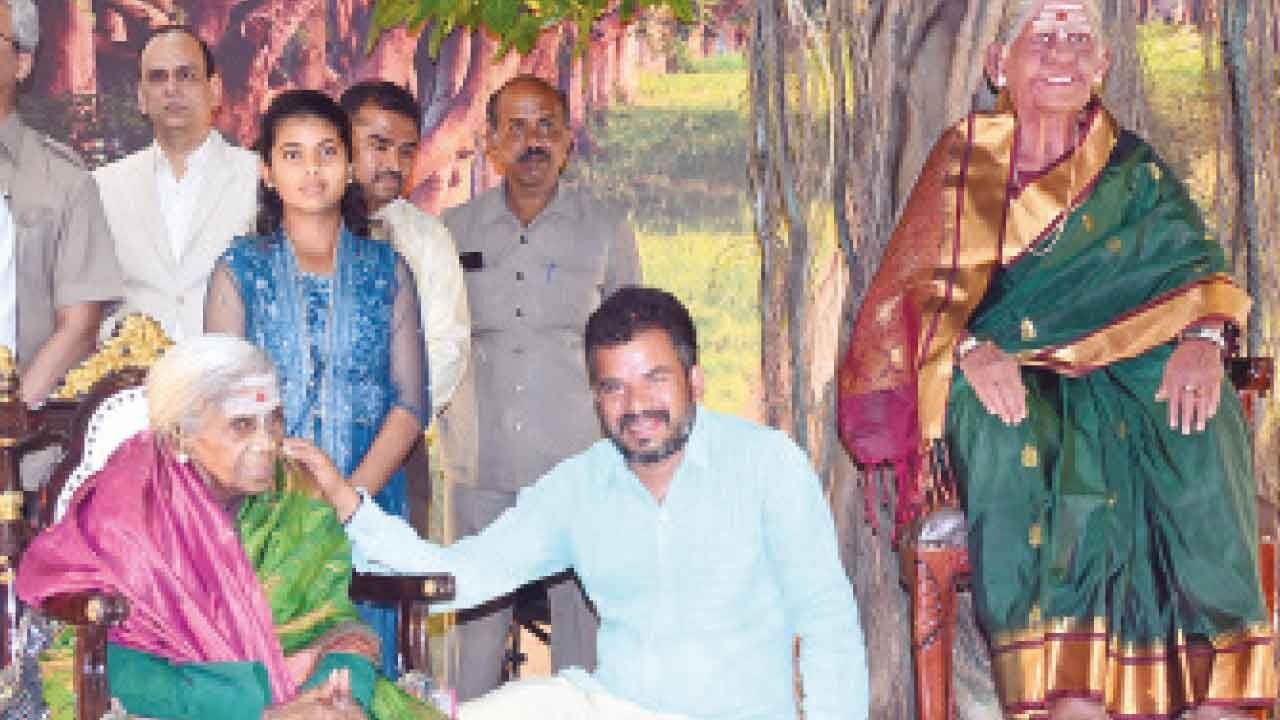Green activist Saalumarada Thimmakka honoured with life-size silicone sculpture