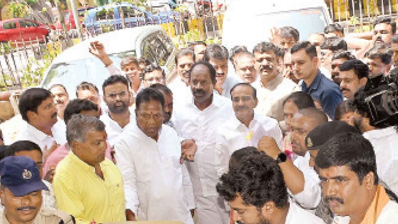 Eatala blows the gaff on 3 barrages; pins blame on Harish Rao for fiasco