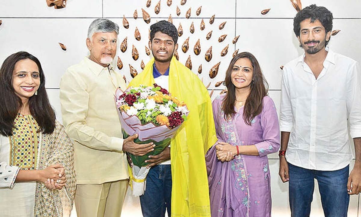Contribute to Telugu States' progress, CM tells students