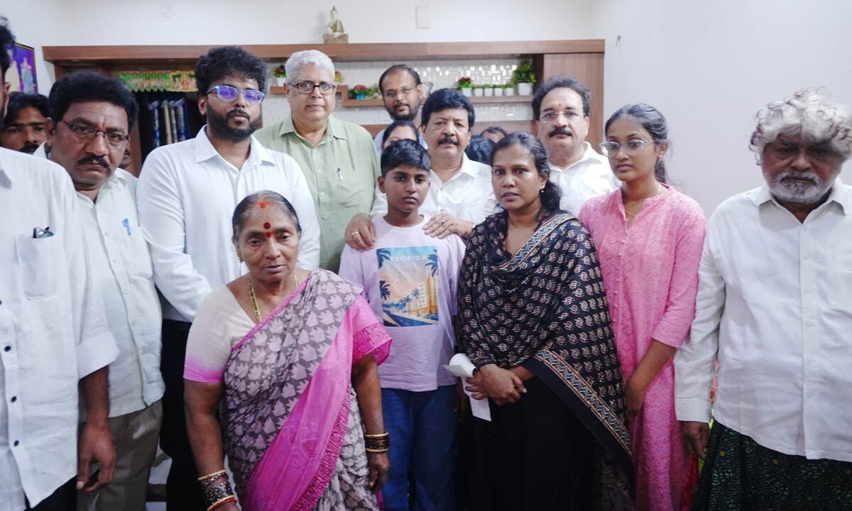 Pawan extends financial help of `50L to Madhusudan's family