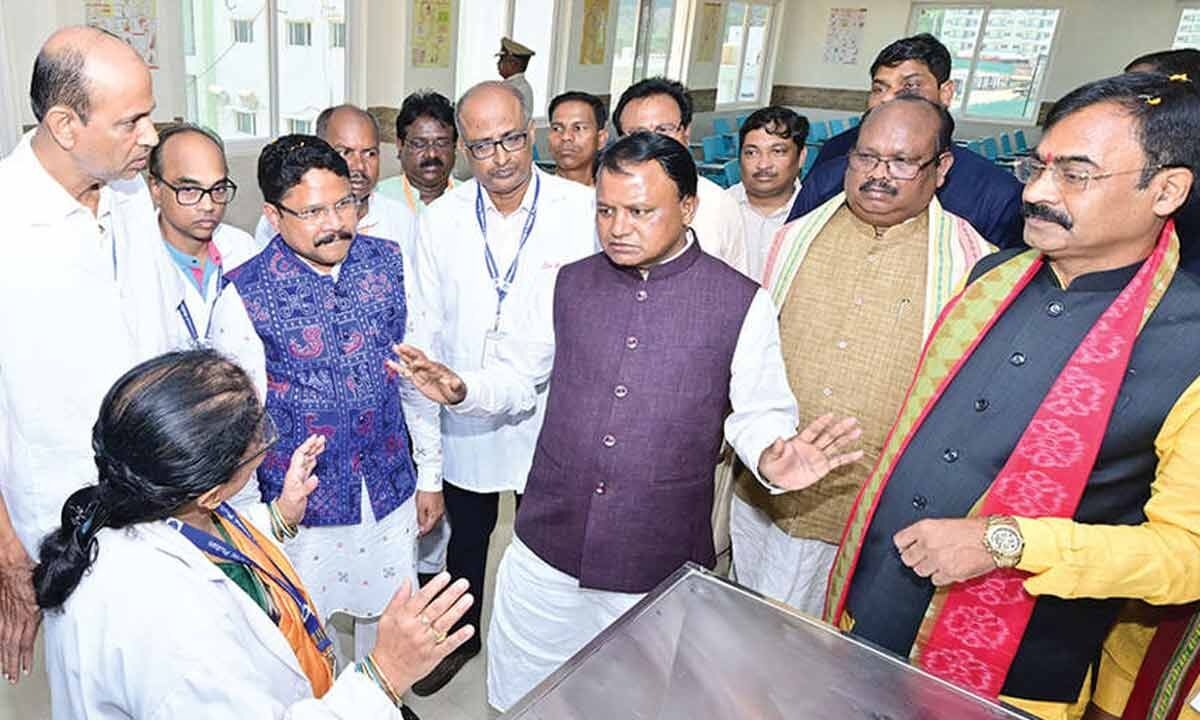 Majhi inaugurates medical college in Phulbani