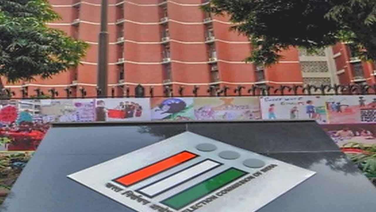 ‘No letter, no meeting request': ECI questions Rahul Gandhi's 'intent'