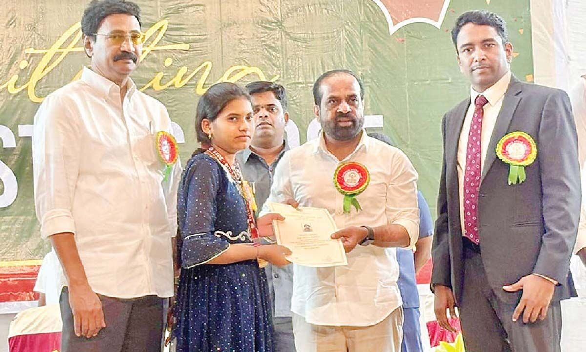 Minister Satya Kumar distributes medals, prizes to students