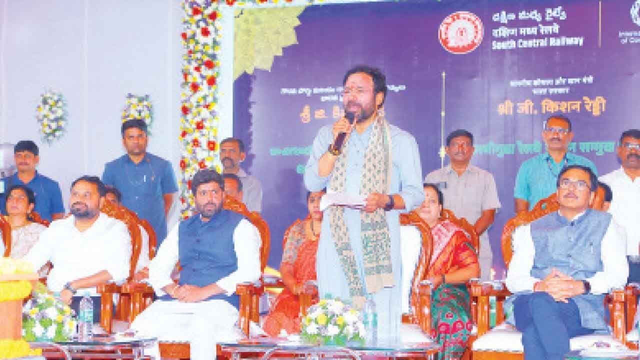 Kishan inaugurates facade lighting system of Kacheguda rly station