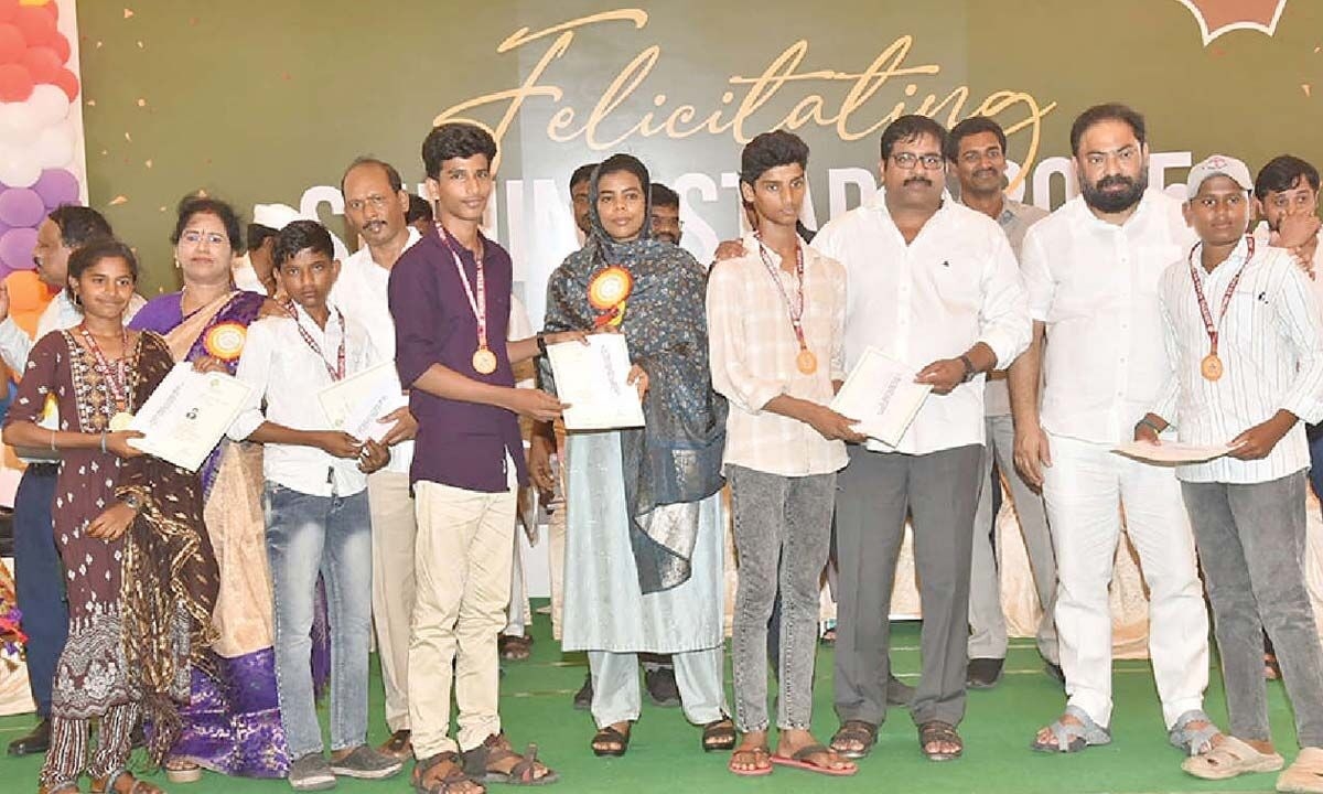 Prakasam collector felicitates ‘Shining Stars'