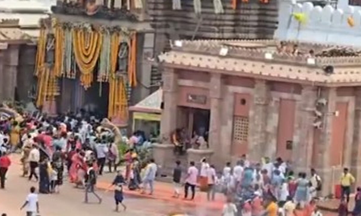 Lakhs of devotees throng Lord Jagannath temple in Puri to witness 'Snana Yatra'