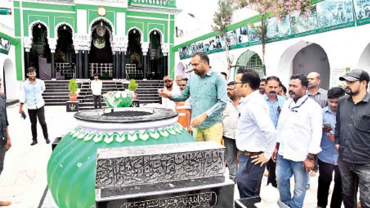 GHMC boss inspects Lal Darwaza temple, Bibi-ka-Alam ahead of Bonalu, Moharram