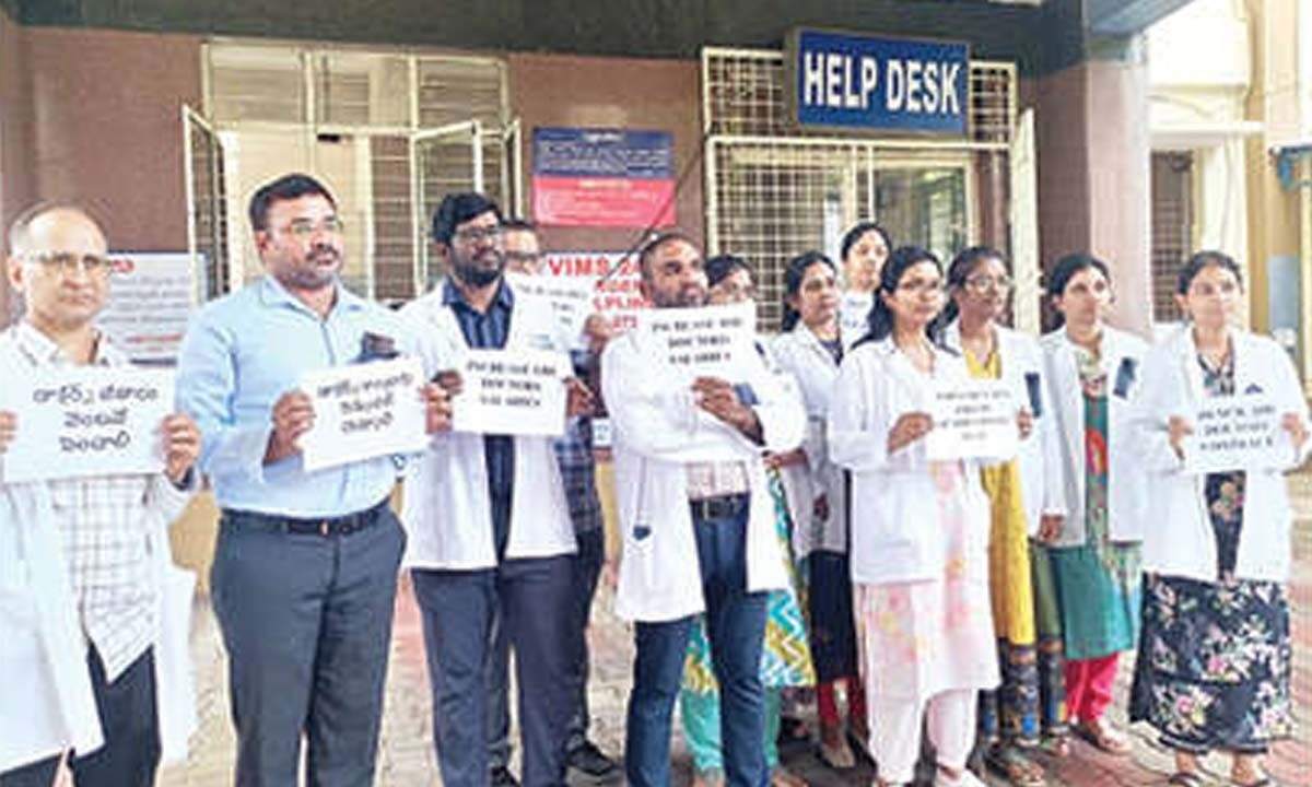 Doctors stage protest at VIMS