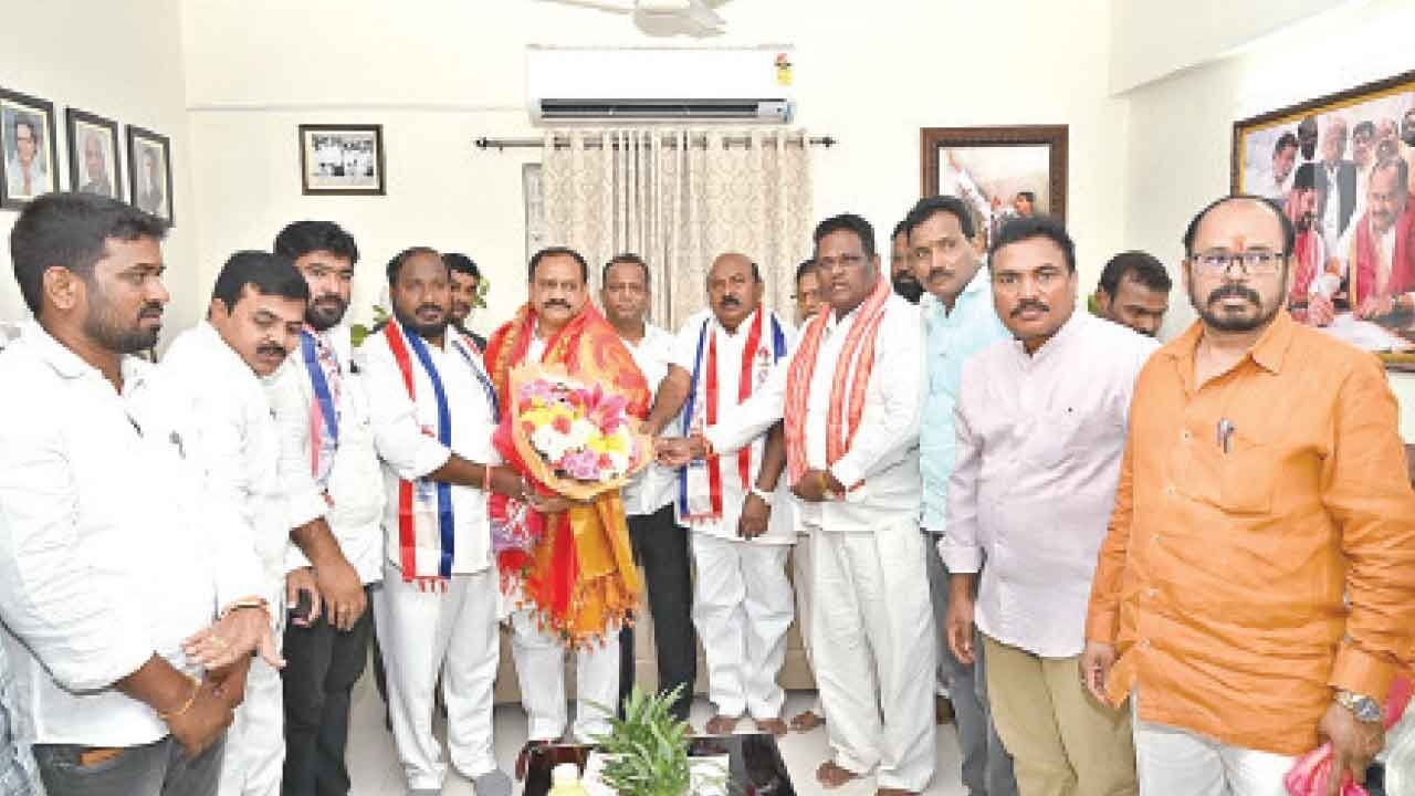 Cabinet Berths…Aspirants with followers knock at PCC chief's doors in protest