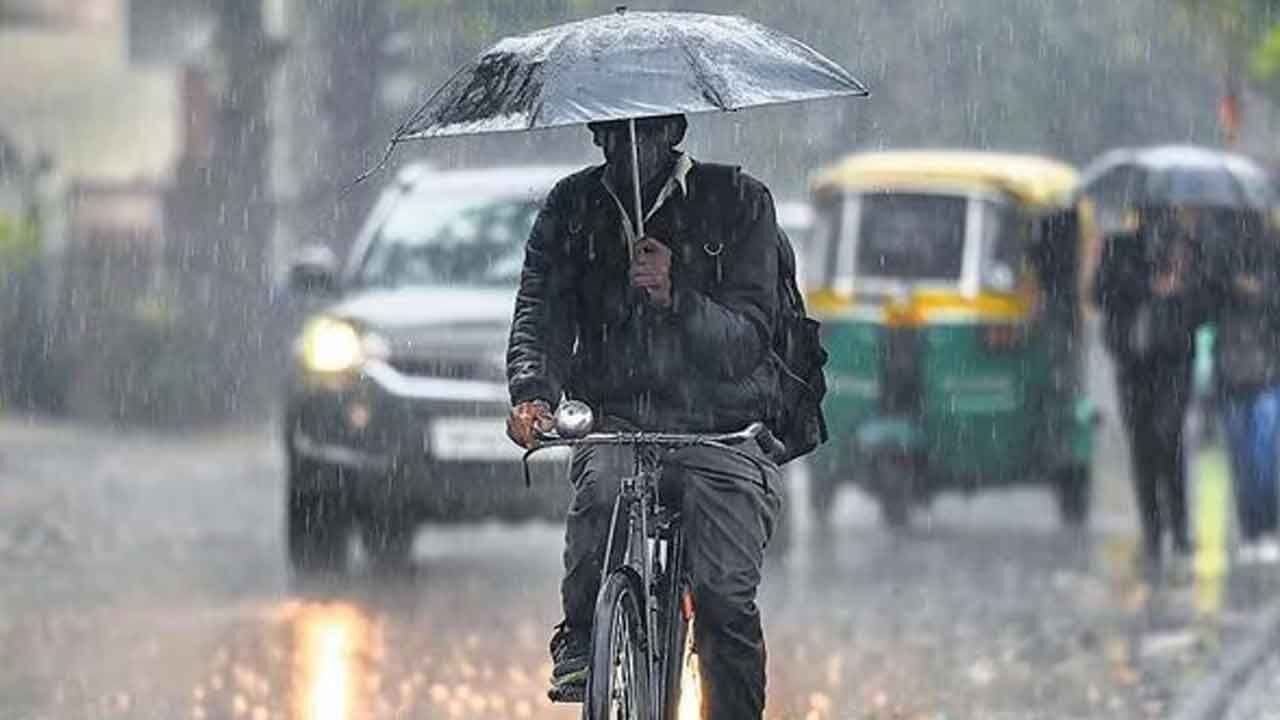 IMD predicts heavy rainfall to AP and Telangana amid surface circulation