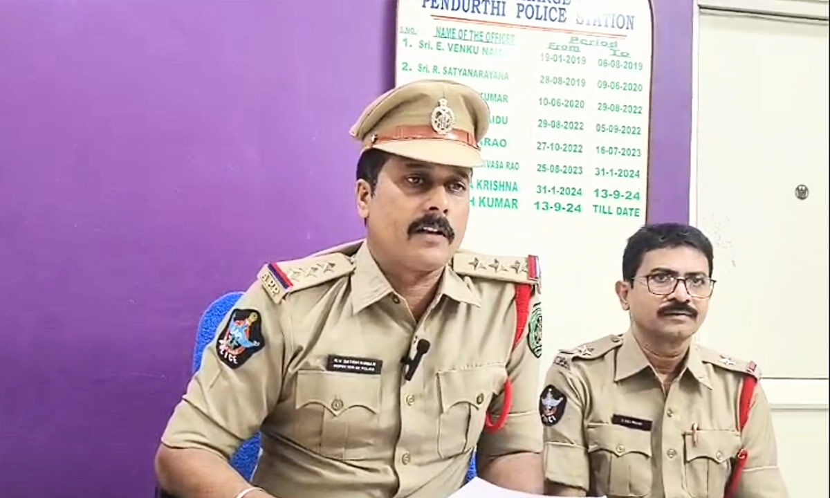 Fake cop, who extorted couple, nabbed
