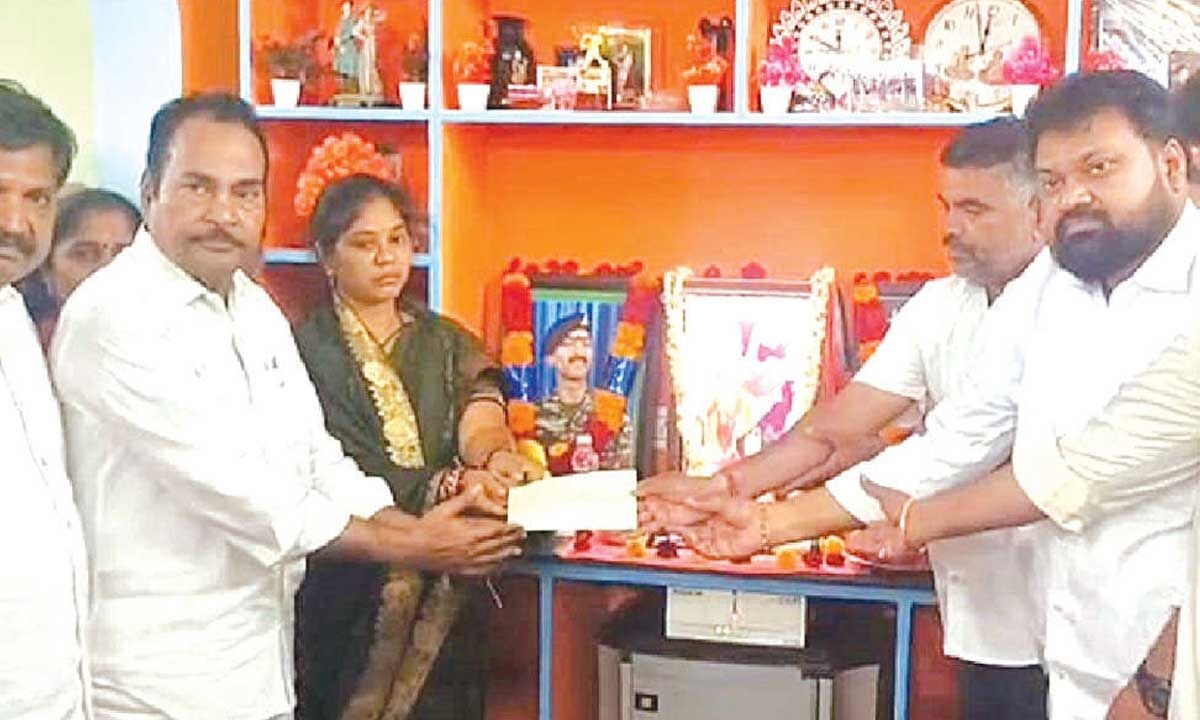 Rs 25 lakh financial aid given to martyred soldier's kin