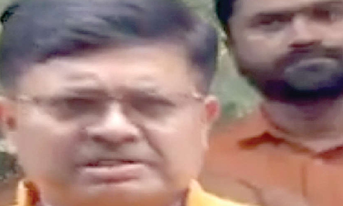 Non-servitors banned from climbing chariots