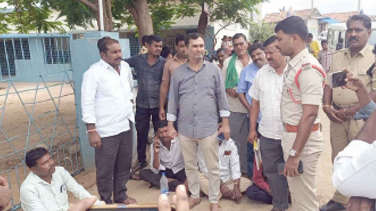 Contractor locks school over unpaid bills