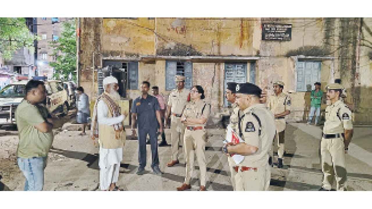 Police conduct cordon and search operations in Begumpet