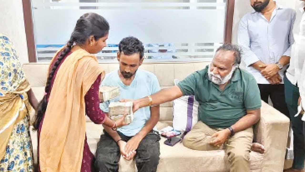 On Rahul Gandhi's b'day, Jagga Reddy extends `10 lakh assistance to a cancer patient