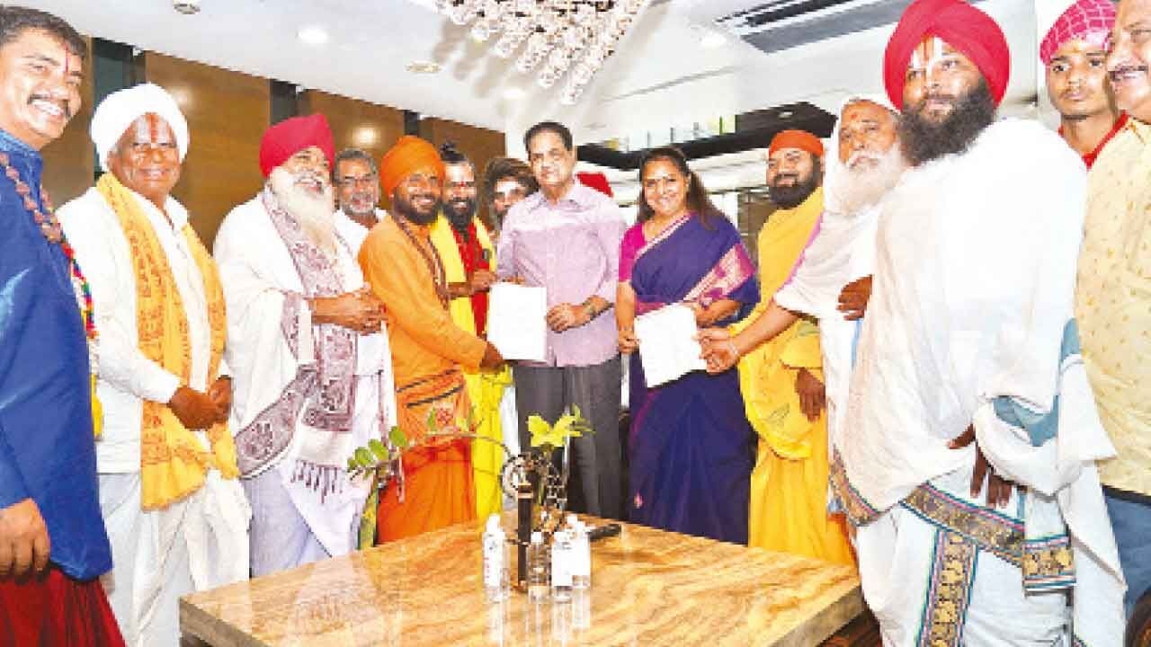 Kavitha pitches for pujas by Banjara priests in Hathiram mutt