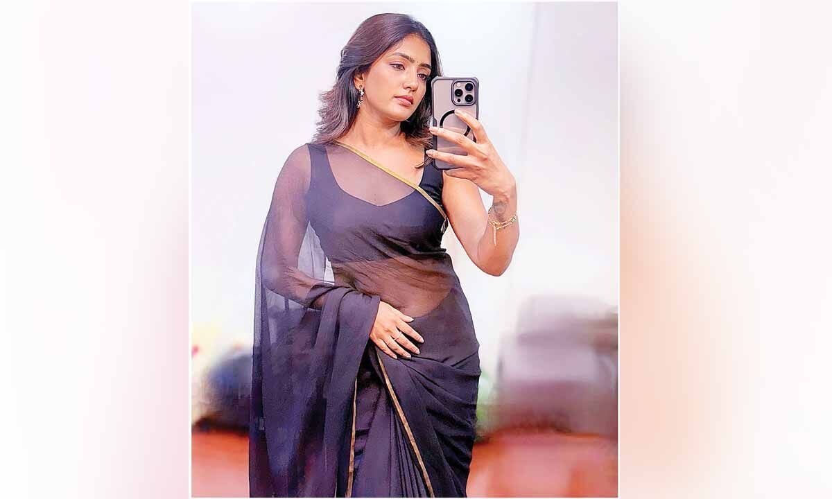 Eesha Rebba turns heads in black saree