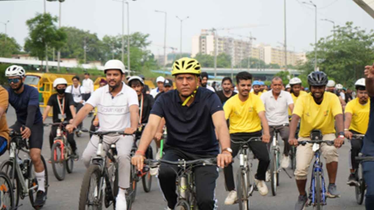 Sports Minister Mandaviya leads Fit India Sundays on Cycle in New Delhi