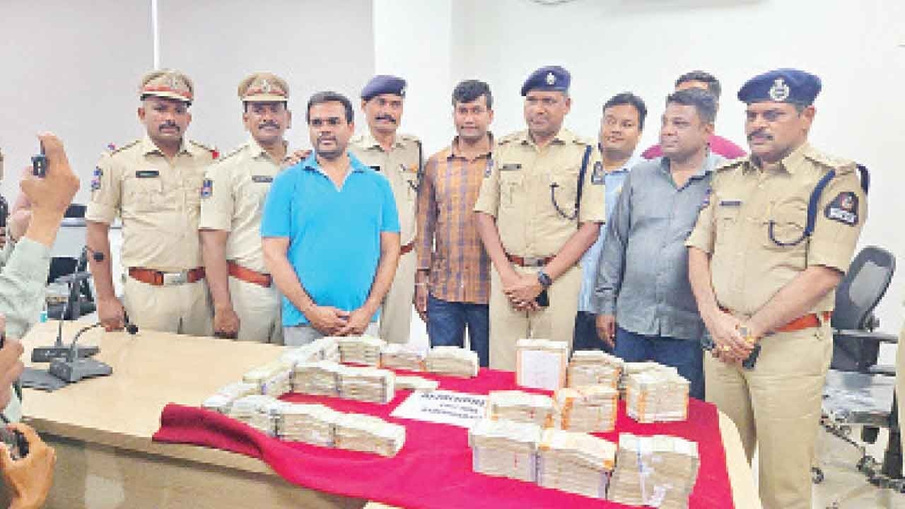 Afzalgunj police bust inter-state attention diversion gang, seize Rs 40 lakh
