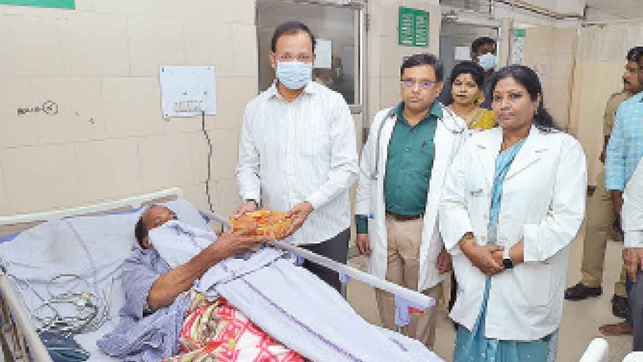 Sajjanar meets assaulted bus driver, warns of stern action against self-styled vigilantes