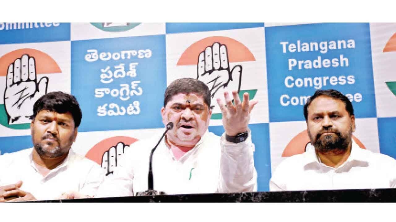 Kavitha has no moral right to talk about BCs: Ponnam
