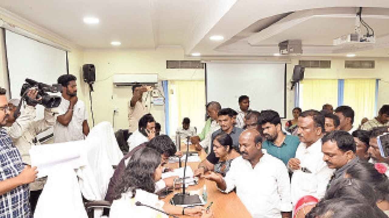 Ex MLA's plea in prajavani: Cong govt harassing me