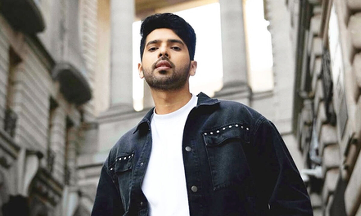 Armaan Malik wins hearts with his dance moves in his latest number 'Baari Baari'
