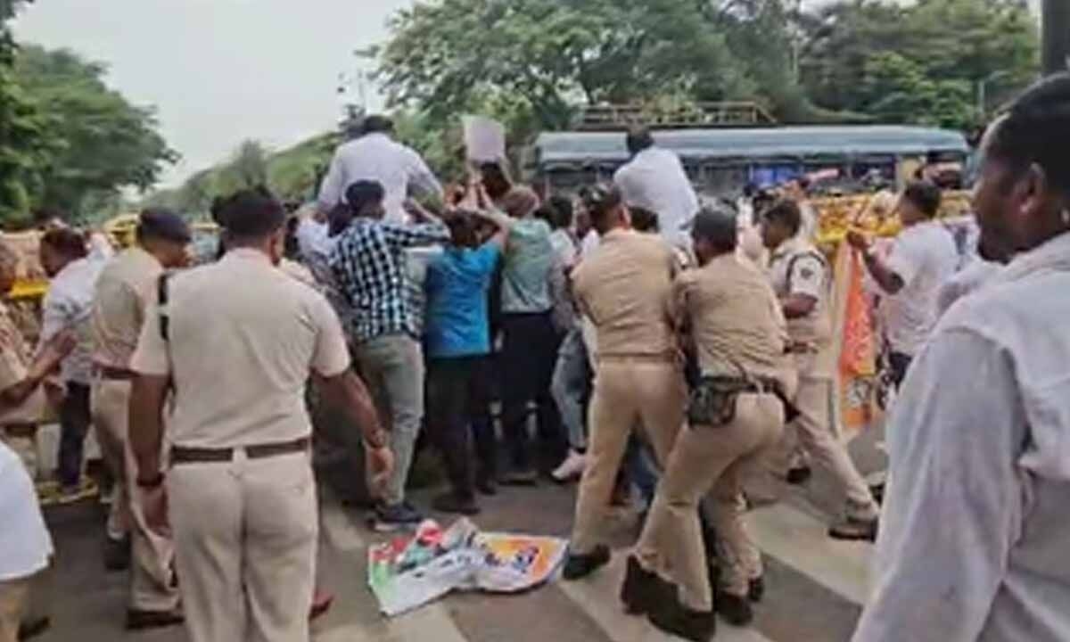 BJD, Congress workers protest 'rising' crime against women in Odisha