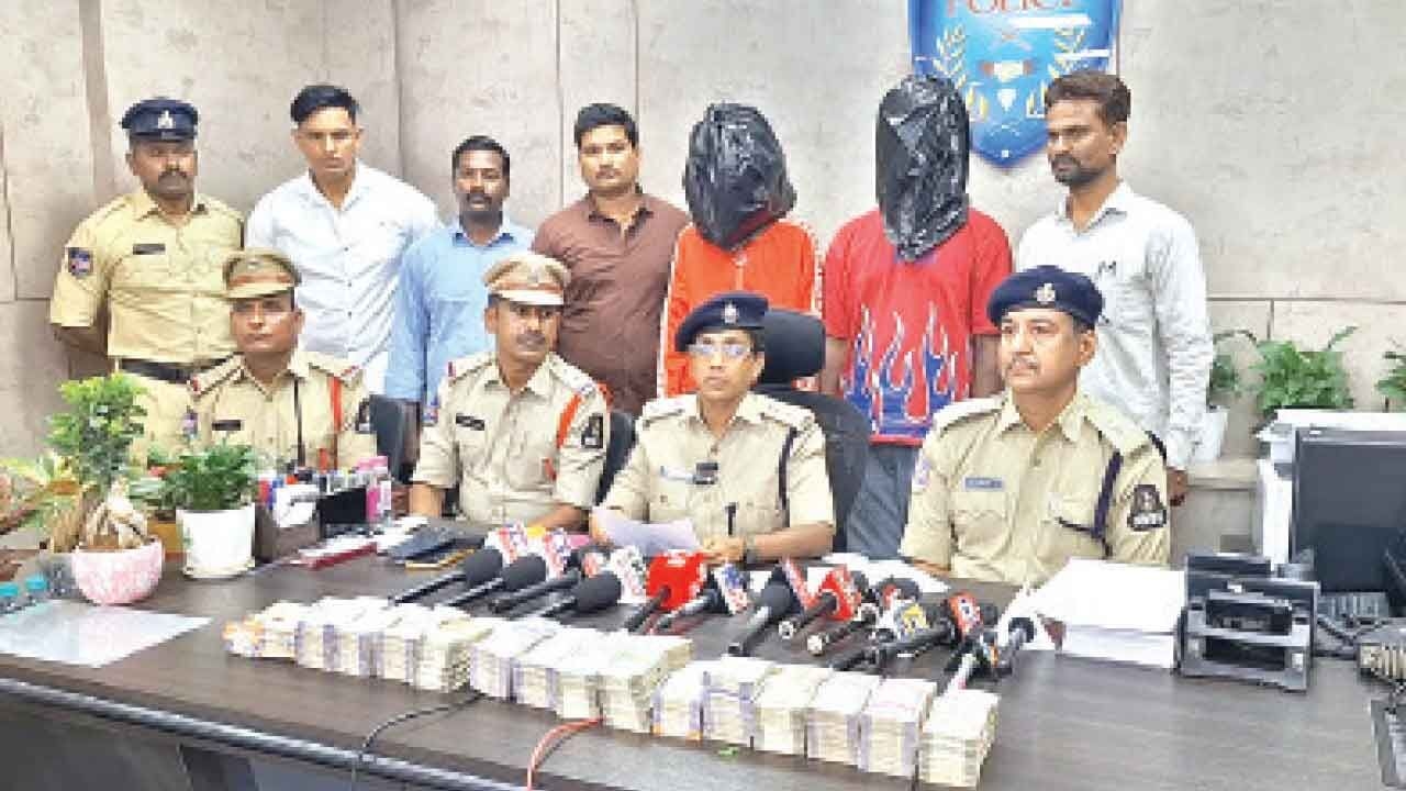 Cops recover stolen amount of `17 lakh in 2 hours
