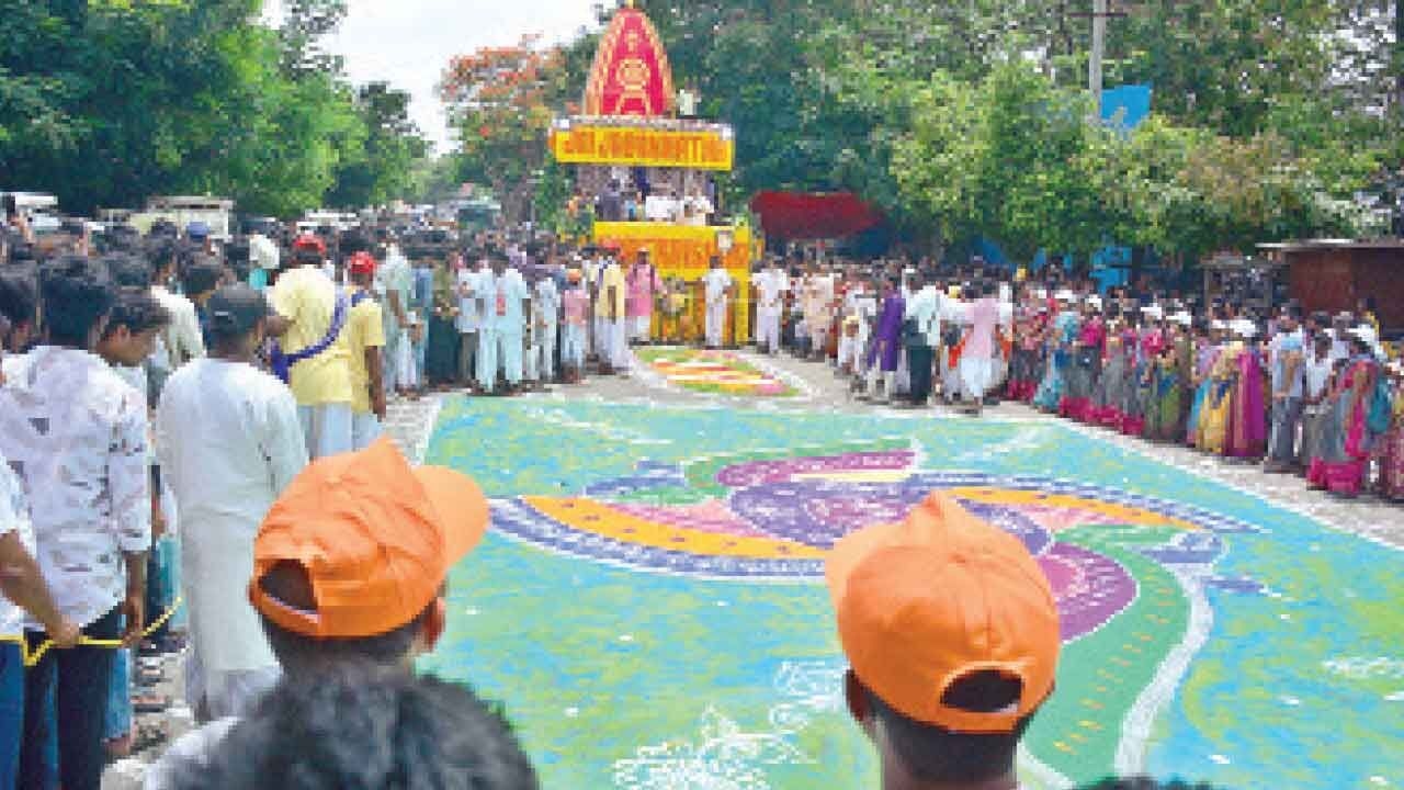 Hyderabad: Thousands join as Jagannath Rath Yatra rolls through city