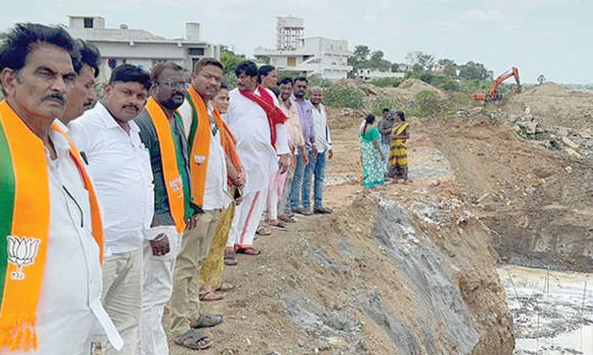 BJP leaders meet Munneru displaced persons