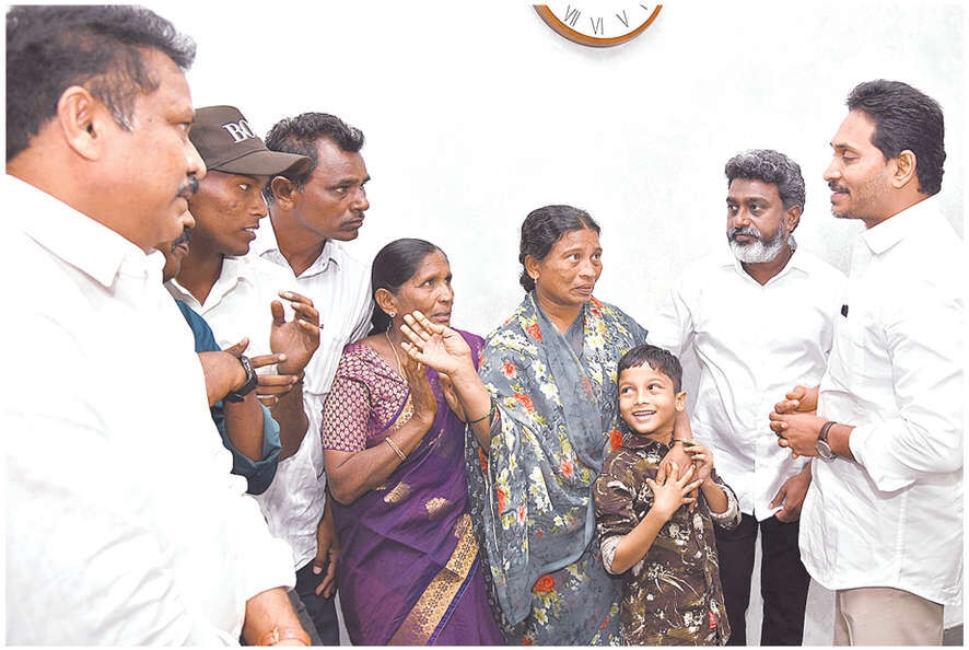 Singaiah's family meets Jagan, wife alleges foul play