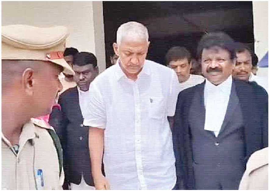 Former YSRCP MLA Vamsi released on bail