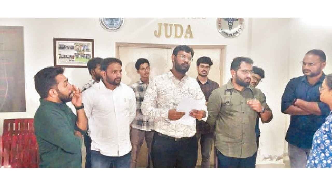 PROTESTS OVER Denial of stipends: Jr docs condemn police high-handedness
