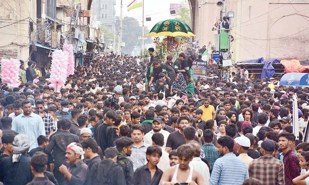 Thousands of Muslims mark Ashura with solemnity, remorse