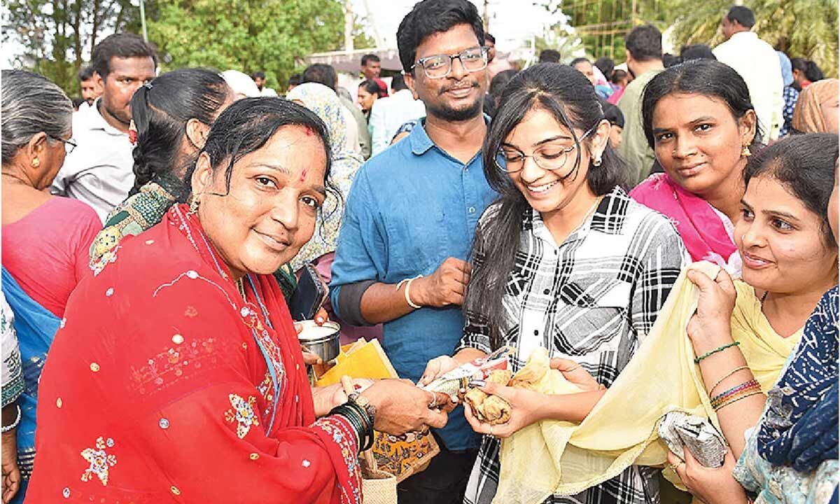 People of different faiths exchange rotis