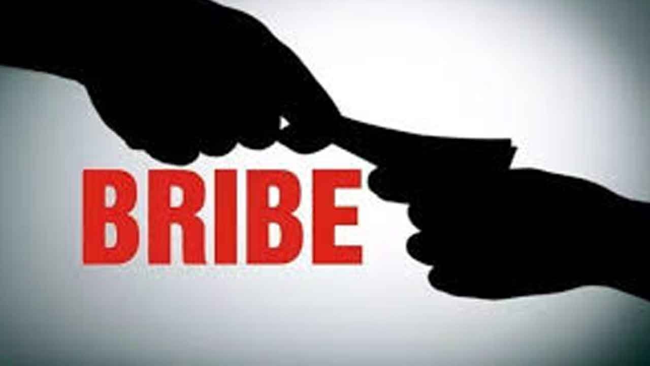 Ward coordination officer in Palghar held for taking Rs 10,000 bribe