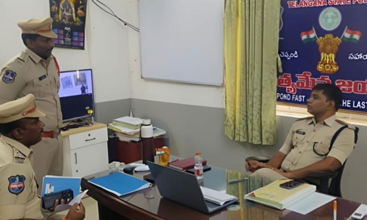 SP . Conducts Surprise Inspection at Maldakal Police Station, Emphasizes Cleanliness, Patrolling, and Public Responsiveness