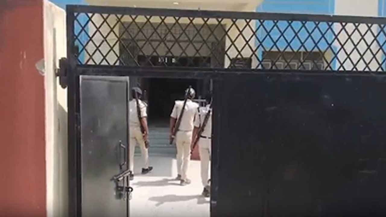 EOU raids Bihar executive engineer Pramod Kumar in disproportionate assets case