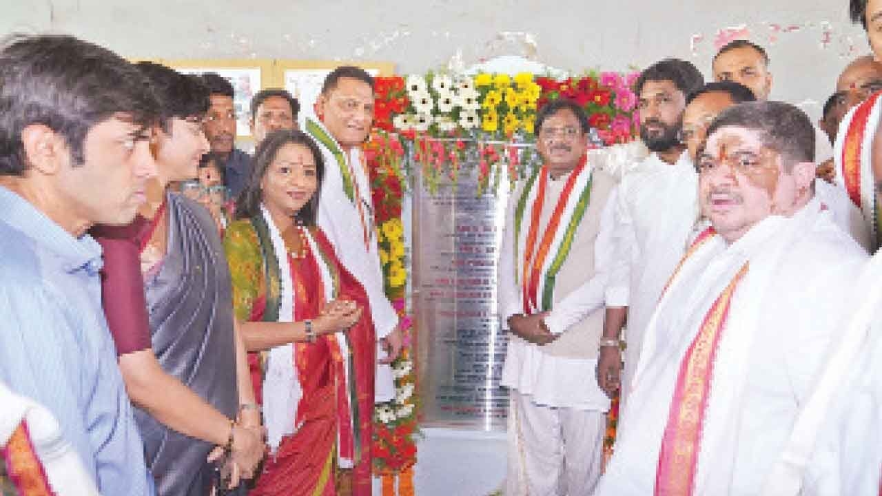 Ponnam lays foundation stones for devpt projects in Jubilee Hills