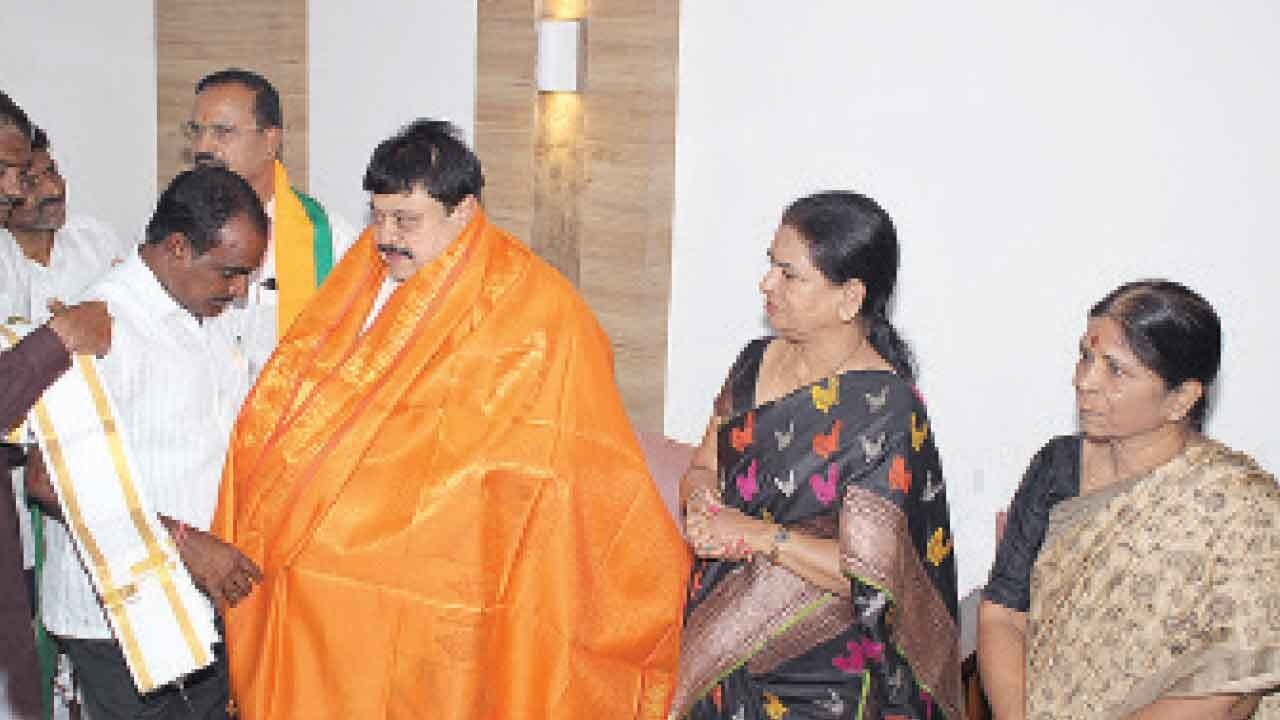 State BJP chief urges lawyers to come forward for a change in TG