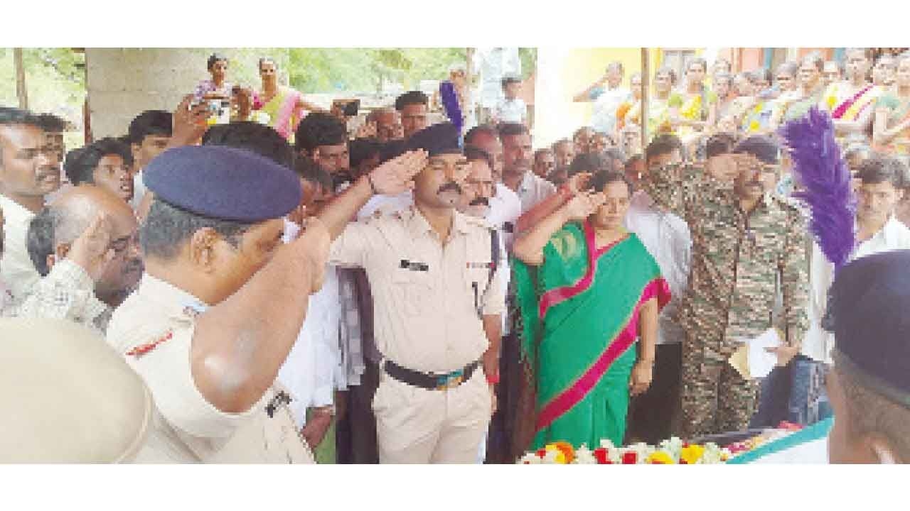 Paritala Sunitha pays tributes to CRPF jawan Murali