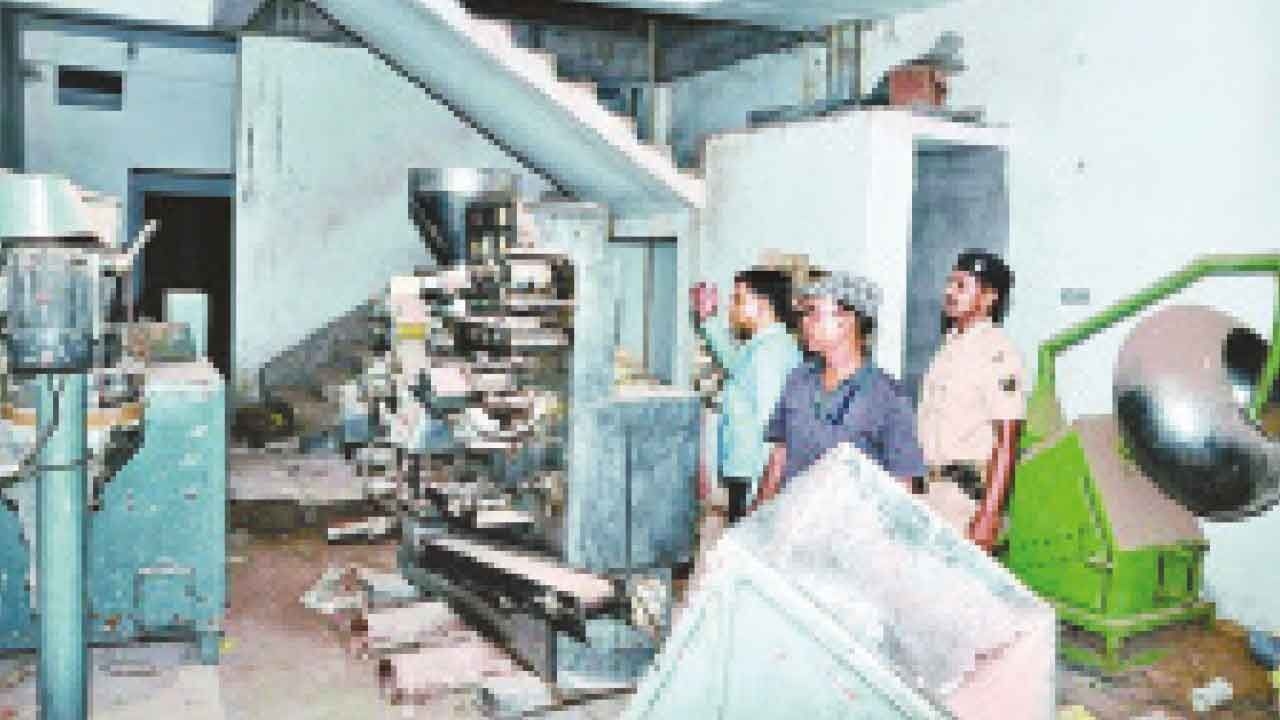 Drugs factory busted; chemicals seized, kingpin held