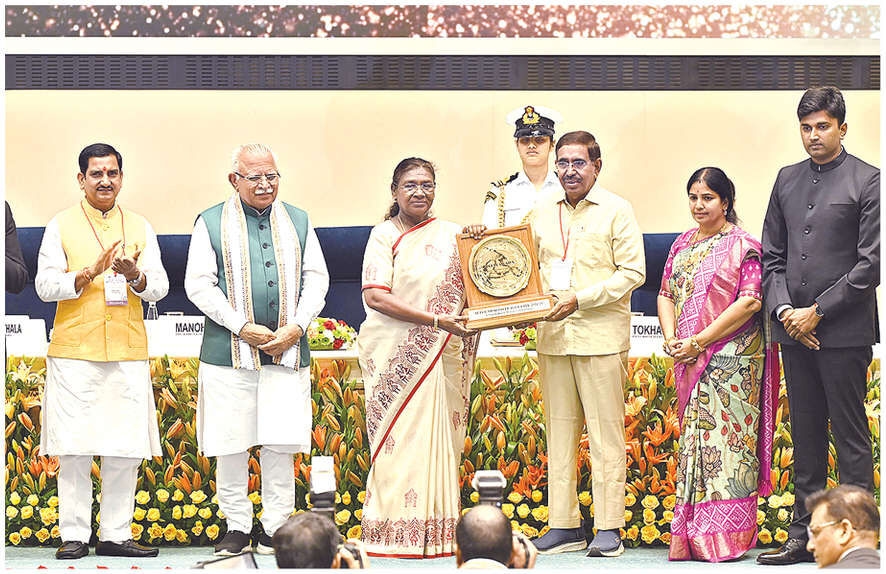 Narayana receives Swachh Survekshan awards from Prez