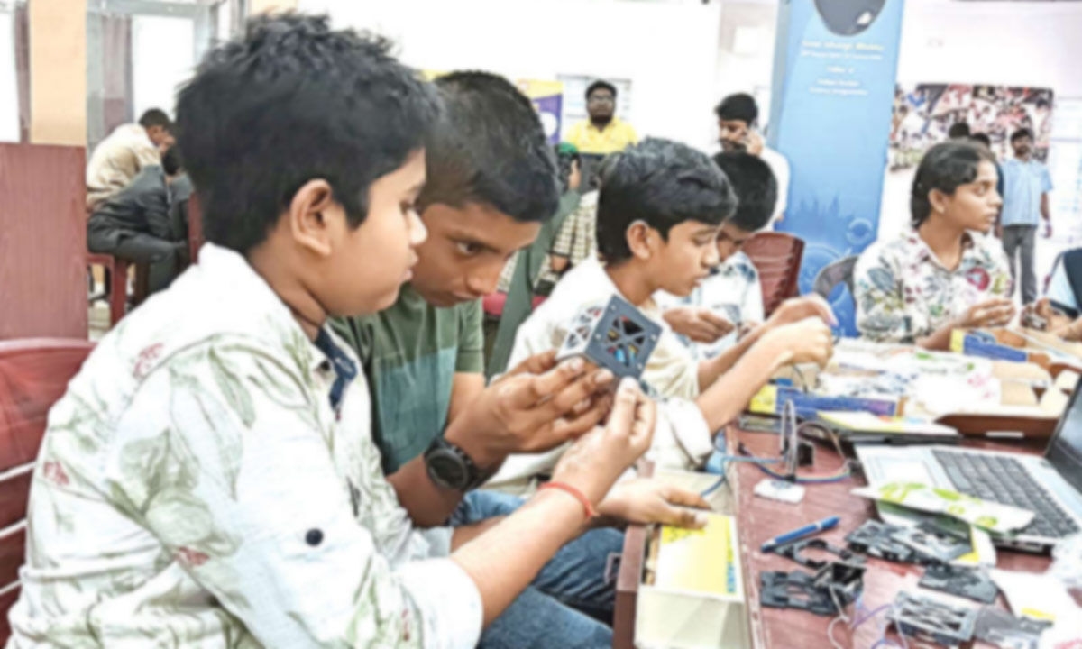 RSC holds satellite making workshop