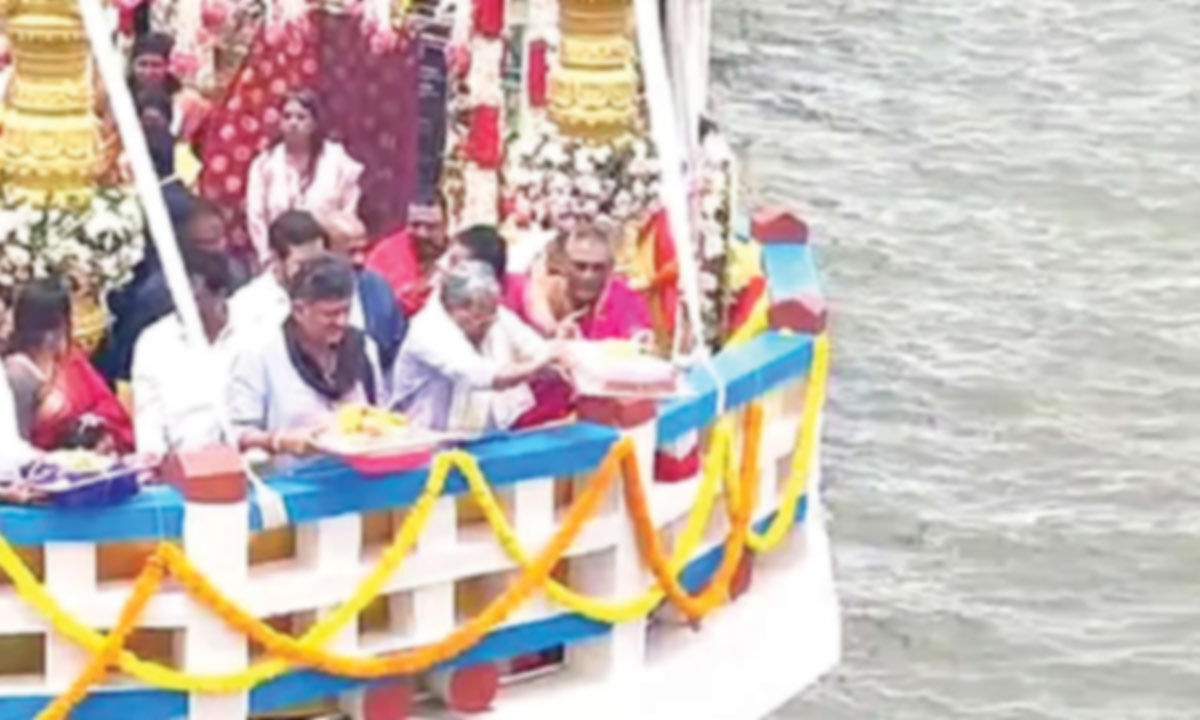 CM, Dy CM offer ‘bagina' at Kabini reservoir