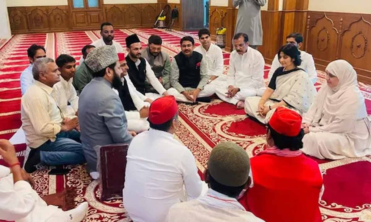 BJP Sparks Controversy Over Samajwadi Party Leaders' Mosque Visit, Criticizes Dimple Yadav's Attire