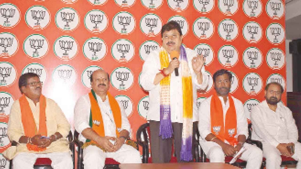 BJP welcomes new members from Makthal ahead of local body polls