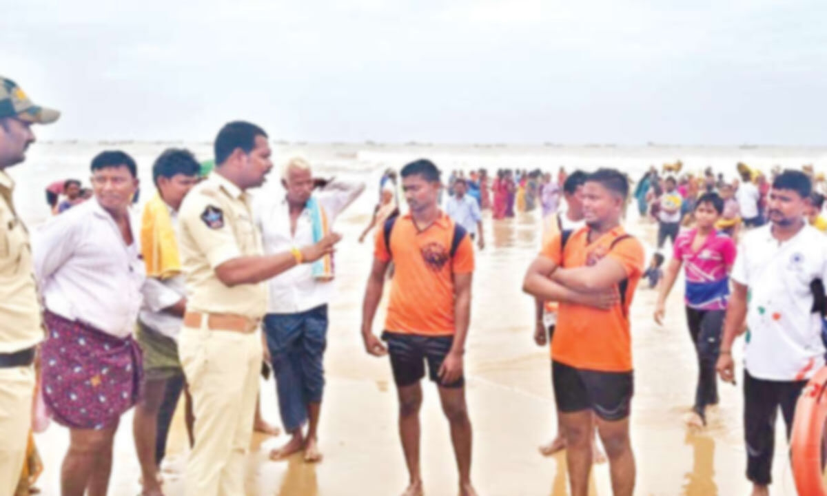 Police save 3 youth from drowning